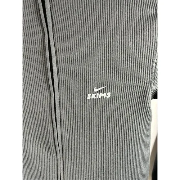 SKIMS Nike NWT Ribbed Seamless Cropped Full Zip Jacket in Obsidian Size XS - Picture 5 of 10